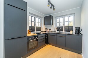 Frigorifero, microonde, forno, piano cottura