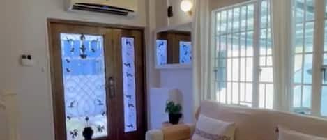 Una Smart TV, una chimenea, libros, una pantalla de ordenador