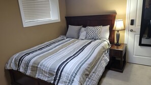 2 bedrooms, iron/ironing board, WiFi - Cozy, Work, Play/Park, BBQ/Patio, Gym, Walk/Trails. Entire guesthouse in Calgary (De Winton)