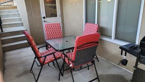 Outdoor dining - Cozy, Work, Play/Park, BBQ/Patio, Gym, Walk/Trails. Entire guesthouse in Calgary (De Winton)