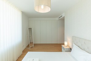 3 habitaciones, tabla de planchar con plancha, internet y ropa de cama 