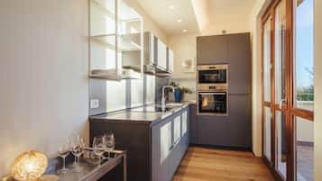 Frigorifero, microonde, forno, piano cottura