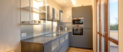 Réfrigérateur, four à micro-ondes, un four, surface de cuisson