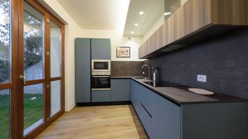 Frigorifero, microonde, forno, piano cottura