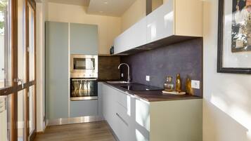 Geladeira, micro-ondas, fogão, cooktop