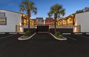 Property grounds - Chic 1BR Apartment in the Heart of Montrose, Walk to Restaurants and Bars  (Houston)