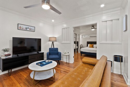 Chic 1BR Apartment in the Heart of Montrose, Walk to Restaurants and Bars 