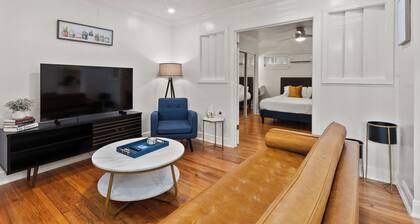 Chic 1BR Apartment in the Heart of Montrose, Walk to Restaurants and Bars
