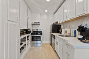 Private kitchen - Chic 1BR Apartment in the Heart of Montrose, Walk to Restaurants and Bars  (Houston)