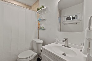 Secador de pelo, toallas, jabón y papel higiénico