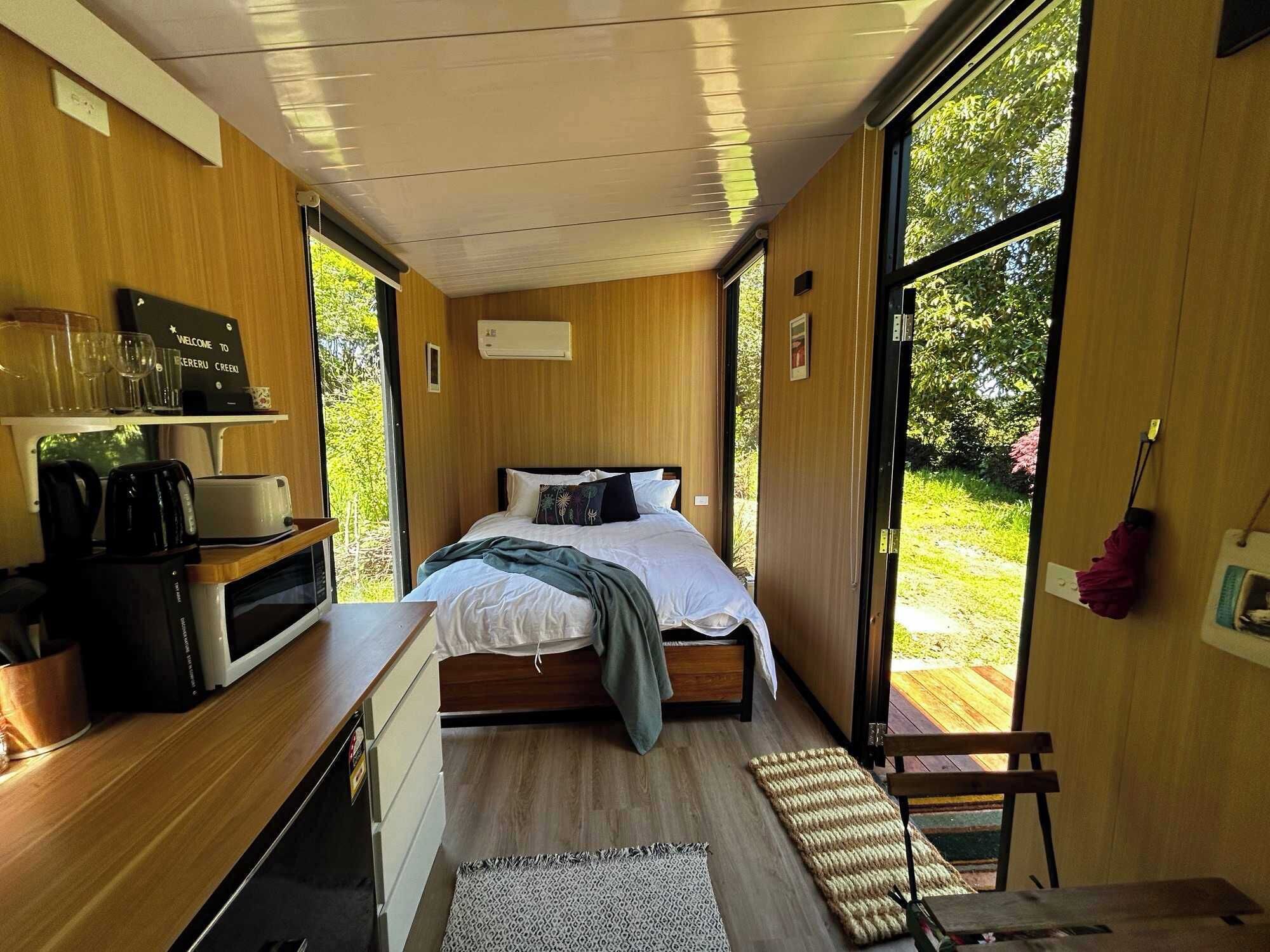 1 bedroom, bed sheets