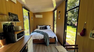 1 bedroom, bed sheets