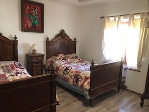 3 habitaciones, tabla de planchar con plancha, wifi y ropa de cama