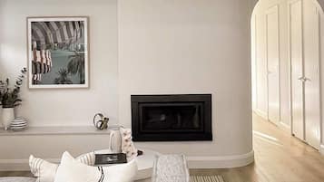 Télévision, cheminée, espaces bureaux