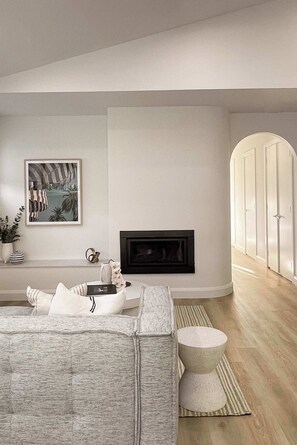 تلفزيون، مدفأة، مكتب