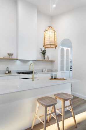 Fridge, microwave, stovetop, dishwasher