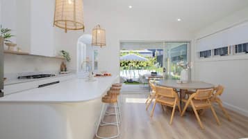 Réfrigérateur, micro-ondes, plaque de cuisson, lave-vaisselle