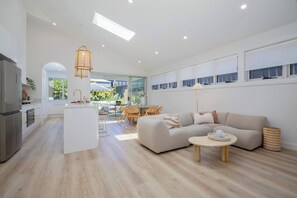 TV, peis og kontorer