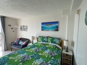 Tabla de planchar con plancha, wifi gratis y ropa de cama 