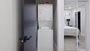 Ein kleines, modernes Badezimmer mit Toilette, Waschbecken und Duschbereich.