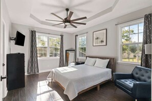 3 bedrooms, iron/ironing board, free WiFi, bed sheets - Modern Retreat (Brunswick)