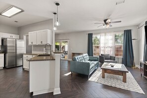 Interior - Modern Retreat - Pet Friendly (Brunswick)