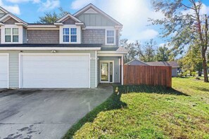 Exterior - Modern Retreat (Brunswick)