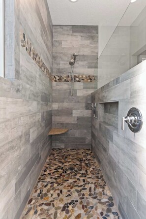 Douche, séchoir à cheveux, serviettes fournies