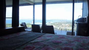 2 bedrooms, iron/ironing board, WiFi