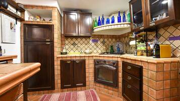 Refrigerador, parrilla de estufa y cafetera y tetera