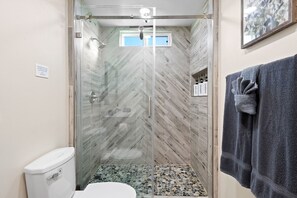 Douche, sèche-cheveux, serviettes fournies, savon