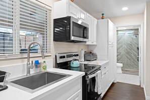 Refrigerador, microondas, horno y parrilla de estufa 