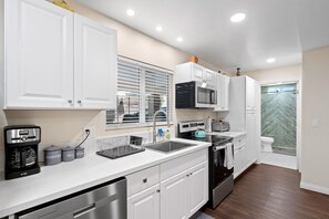 Geladeira, micro-ondas, fogão, cooktop