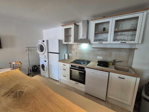 Charming 1-bedroom apartment in a stone farmhouse in Saint-Setiers with WiFi