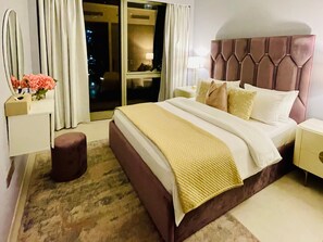 Iron/ironing board, free WiFi, bed sheets - One Lux Stay Grande Signature Residences (Dubai)