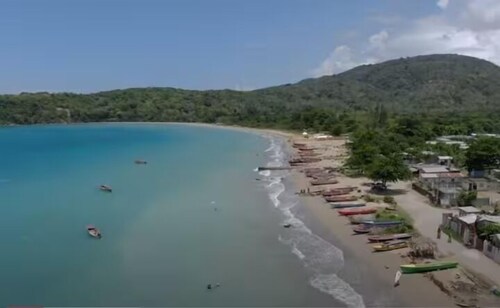 Charming 3-bedrooms house in lovely Port Maria with AC, and WiFi and hot water