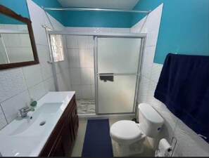 Ducha, toallas y papel higiénico