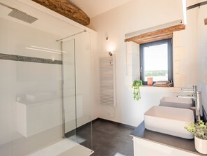 Shower, hair dryer - Country house with private pool and lovely views (Champagne et Fontaine)