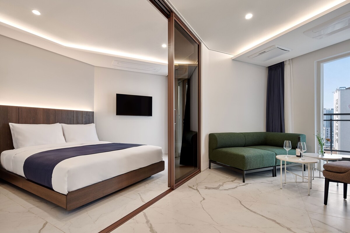 Down duvets, in-room safe, desk, blackout curtains