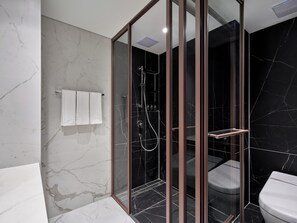 Ducha, secador de pelo, zapatillas y toallas