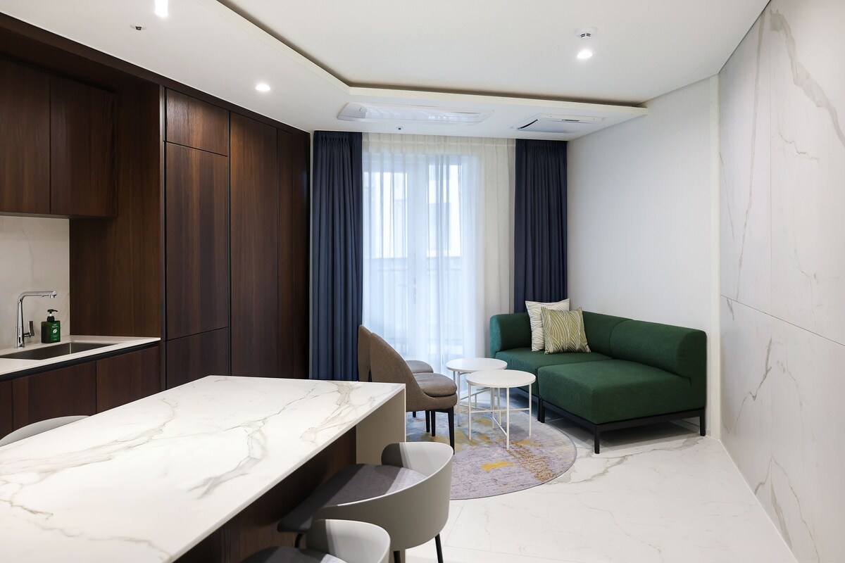 Down duvets, in-room safe, desk, blackout curtains
