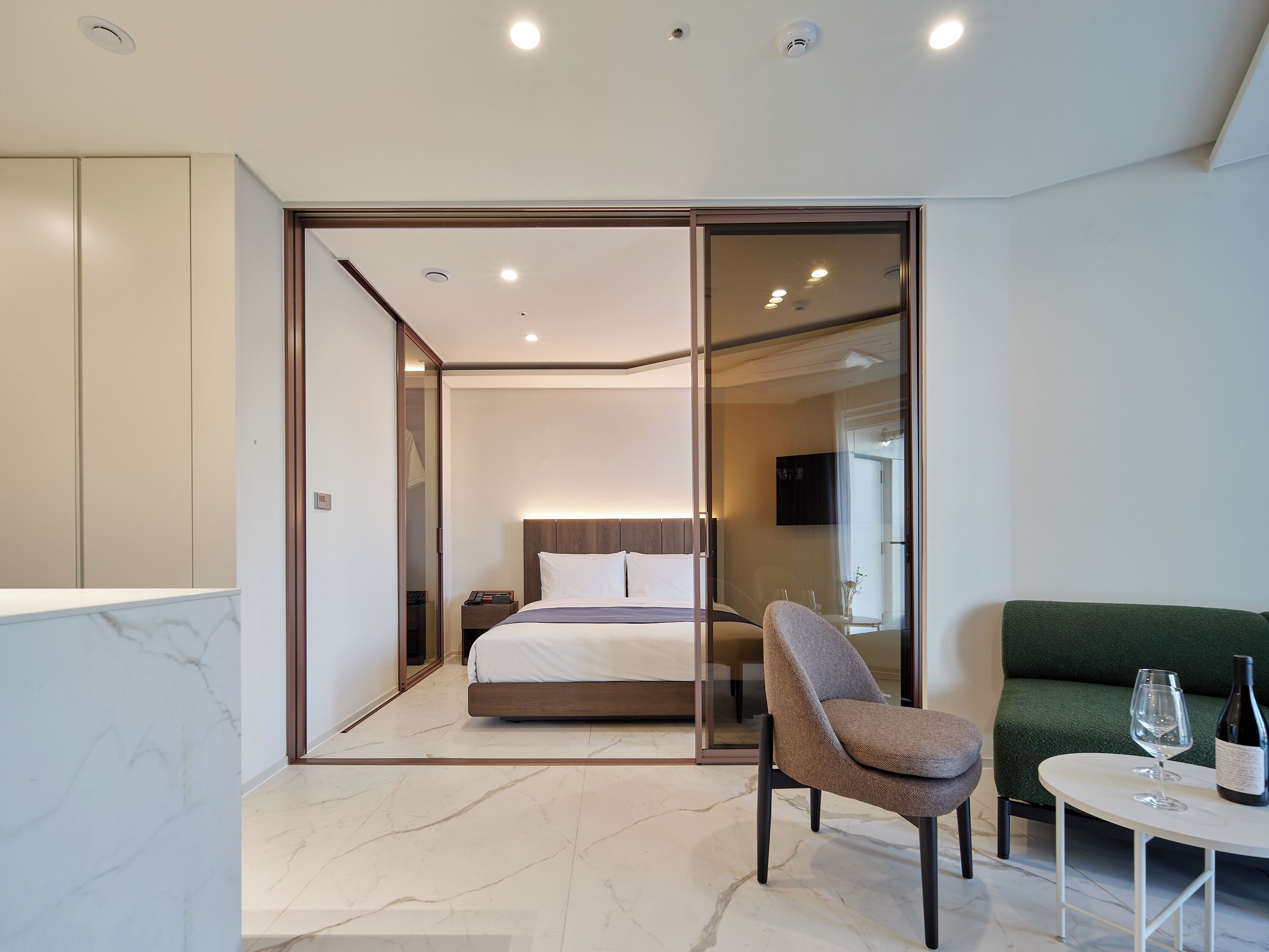 Edredón, caja de seguridad en la habitación y escritorio 