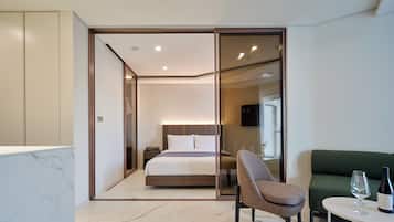 Edredones de plumas, caja fuerte, escritorio y cortinas opacas