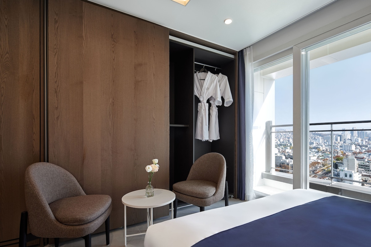 Down duvets, in-room safe, desk, blackout curtains