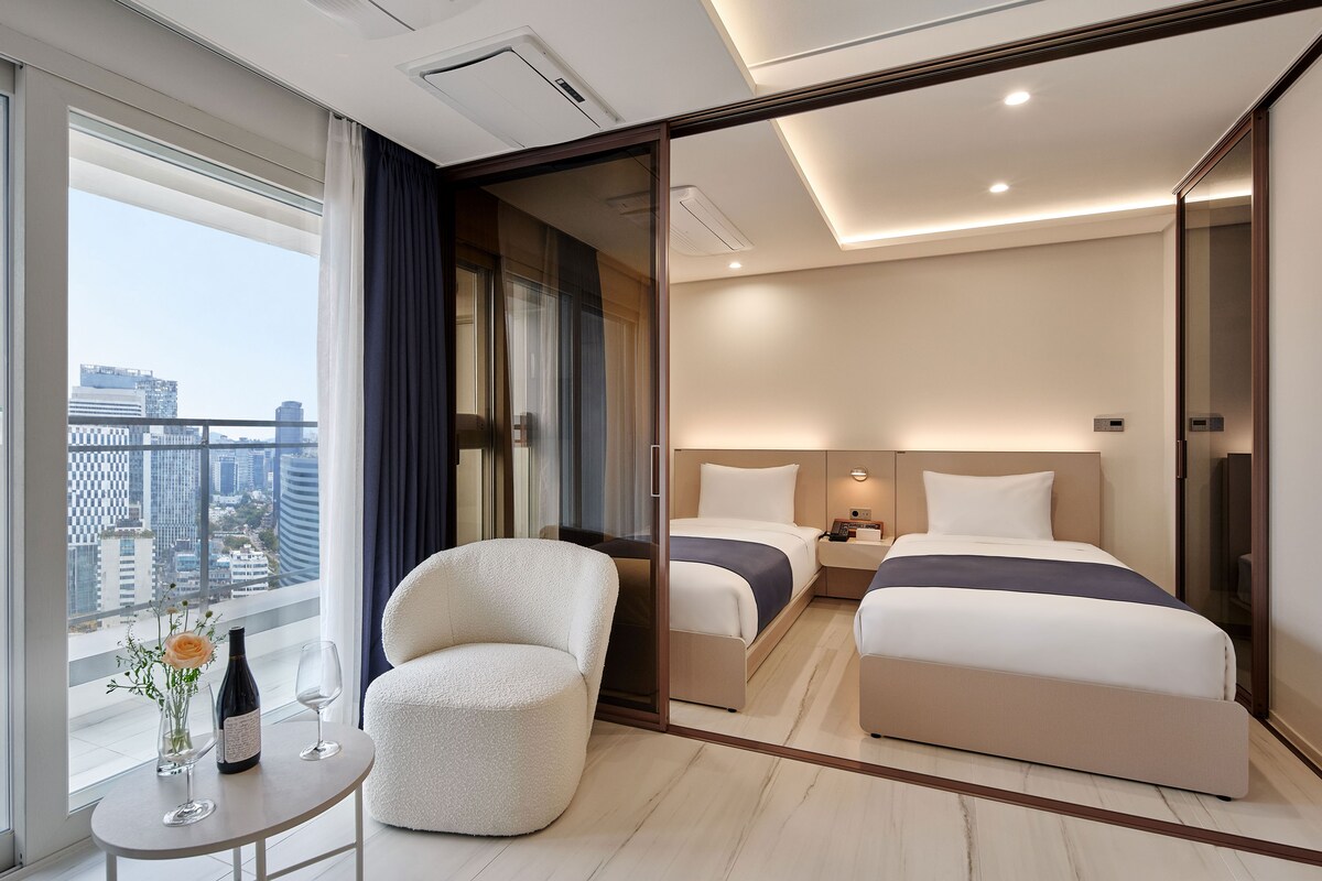 Down duvets, in-room safe, desk, blackout curtains