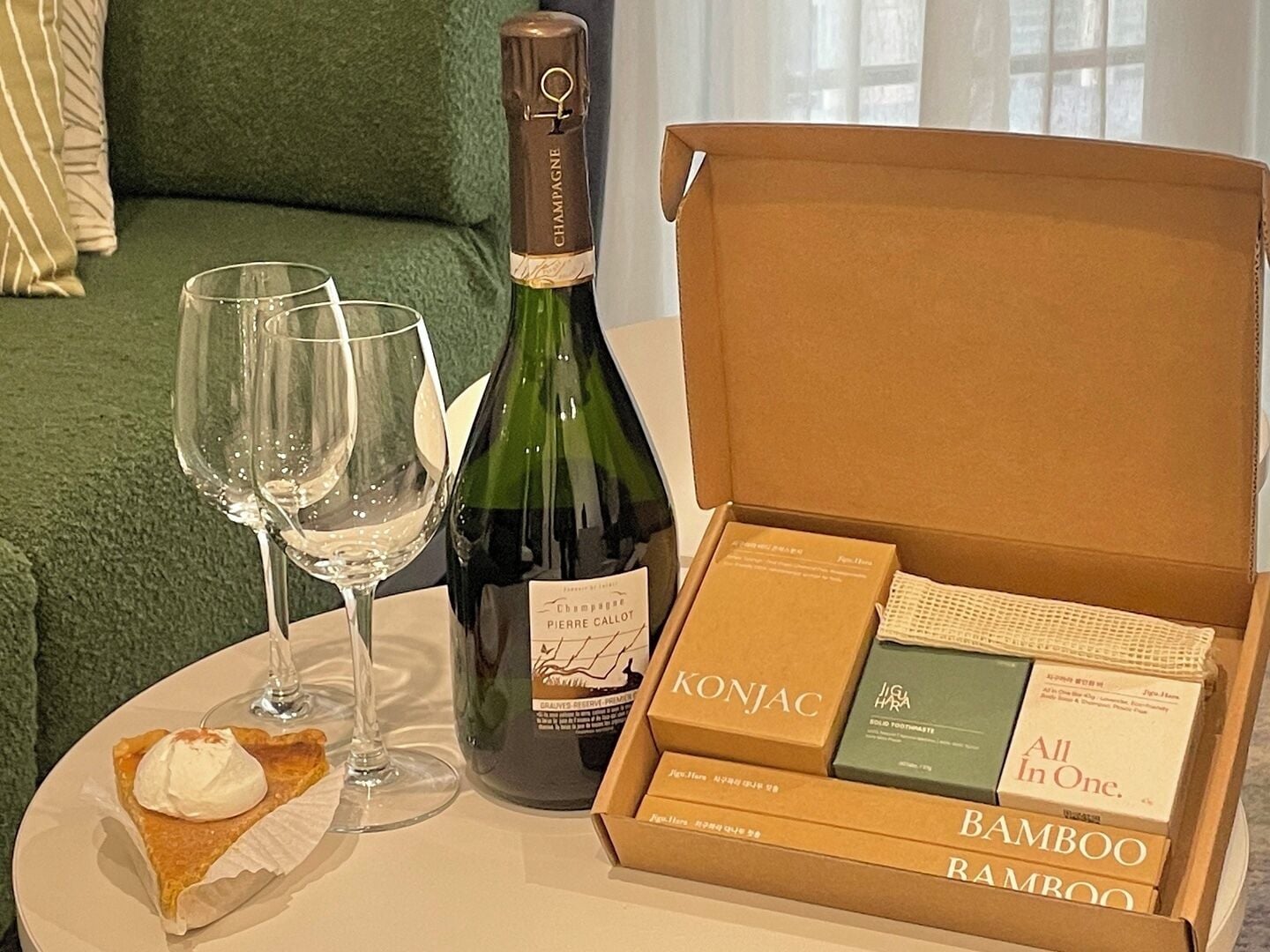 Down comforters, in-room safe, desk, blackout drapes