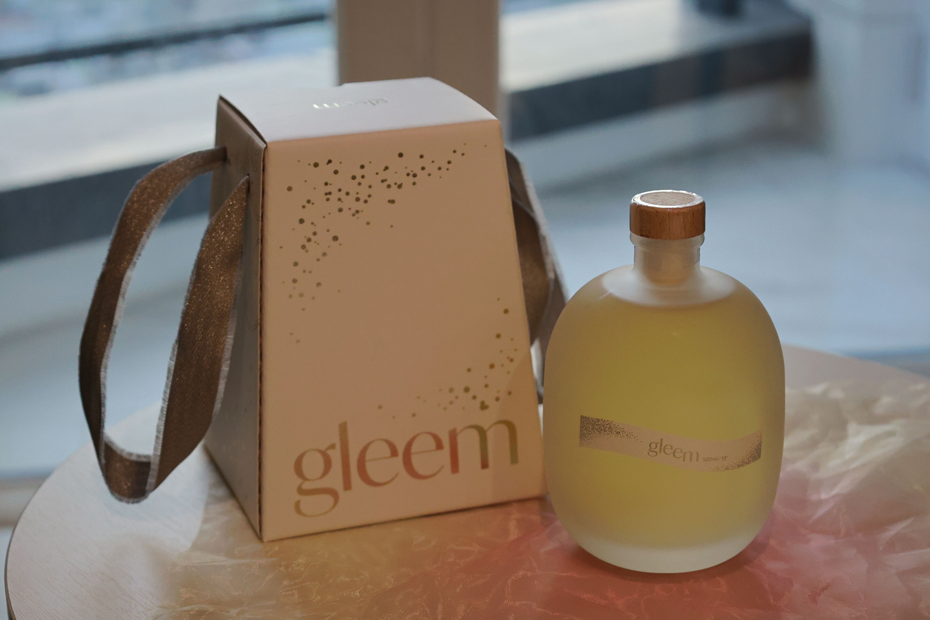 Dundyner, safe på rommet, skrivebord og blendingsgardiner