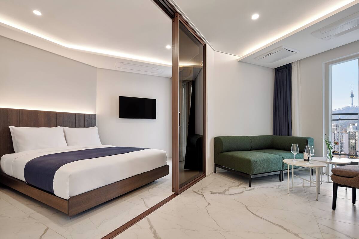 Down duvets, in-room safe, desk, blackout curtains