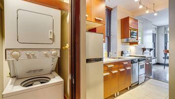 Réfrigérateur, micro-ondes, plaque de cuisson, lave-vaisselle