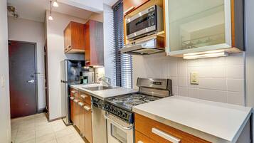 Fridge, microwave, stovetop, dishwasher